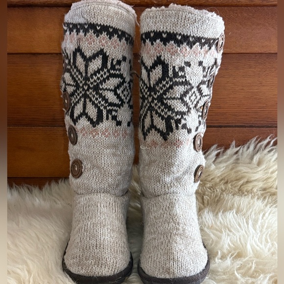 Muk Luks Tan/ Brown Cozy Knit Button Fleece Lined Rubber Sole Slippers Boots - Picture 3 of 4